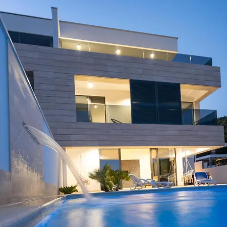 Сasa de vacaciones 4 Bedroom Awesome In *