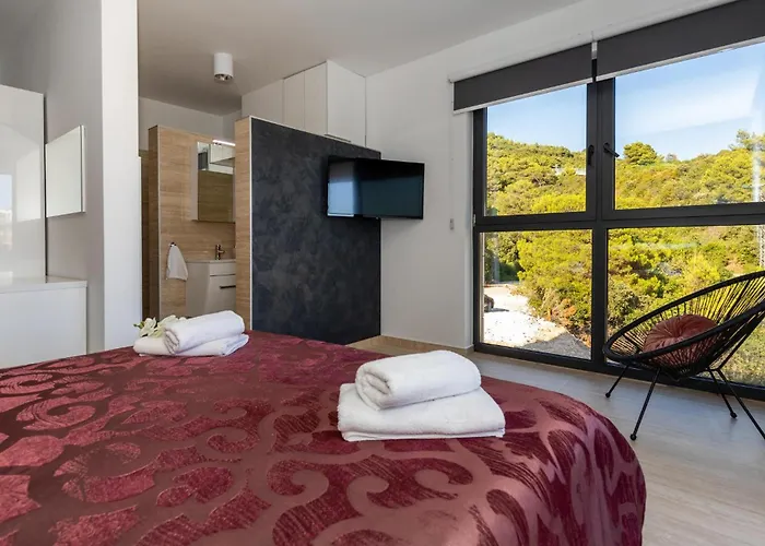 4 Bedroom Awesome In Сasa de vacaciones Komarna