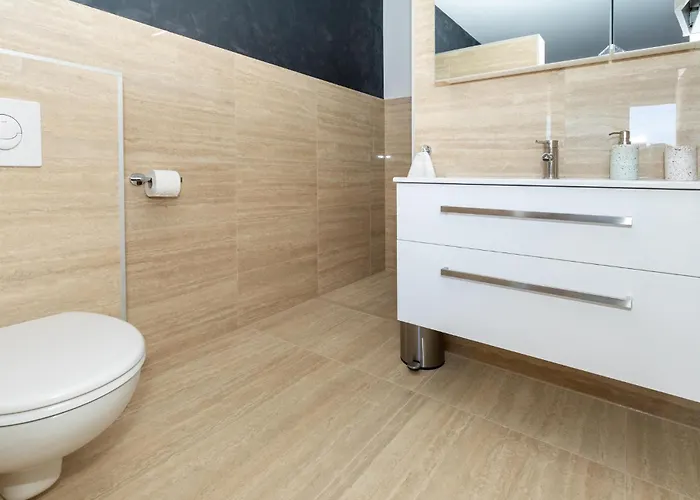 Сasa de vacaciones 4 Bedroom Awesome In Komarna