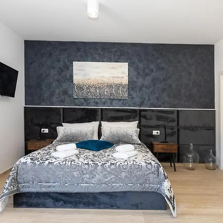 4 Bedroom Awesome In Casa de Férias Komarna