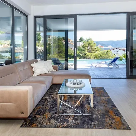 Casa de Férias 4 Bedroom Awesome In Komarna