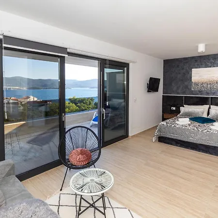 4 Bedroom Awesome In Casa de Férias Komarna