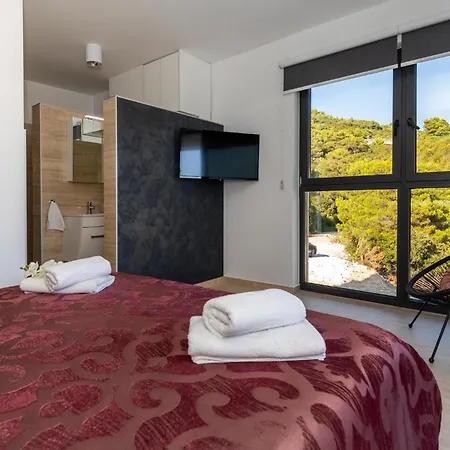 4 Bedroom Awesome In Hébergement de vacances Komarna