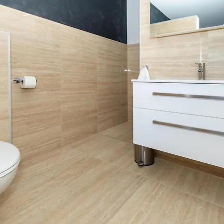 Casa de Férias 4 Bedroom Awesome In Komarna