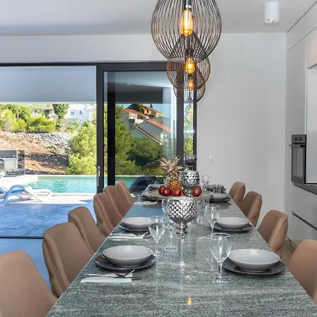 Hébergement de vacances 4 Bedroom Awesome In Komarna