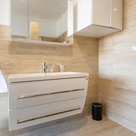 4 Bedroom Awesome In Hébergement de vacances Komarna