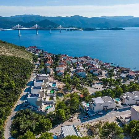 4 Bedroom Awesome In *