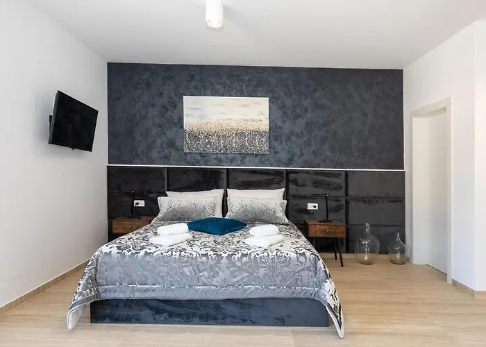 4 Bedroom Awesome In Сasa de vacaciones Komarna