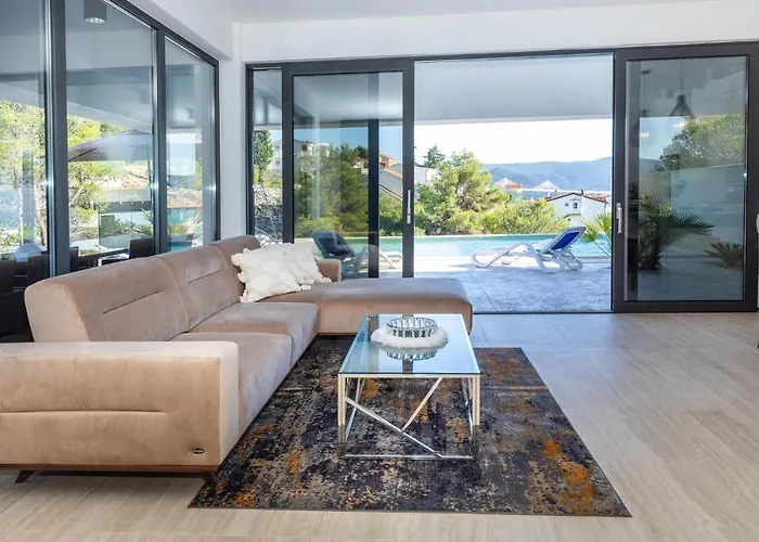 Сasa de vacaciones 4 Bedroom Awesome In Komarna