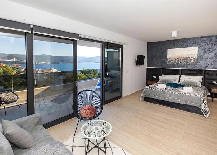 4 Bedroom Awesome In Сasa de vacaciones Komarna