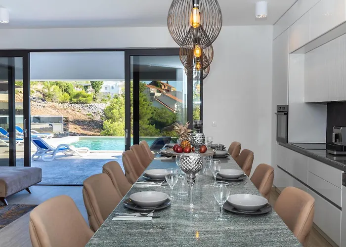 Сasa de vacaciones 4 Bedroom Awesome In Komarna