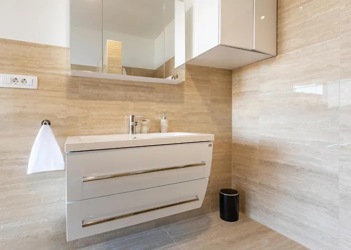 4 Bedroom Awesome In Сasa de vacaciones Komarna